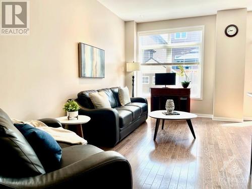 194 Camden Private, Ottawa, ON - Indoor Photo Showing Living Room