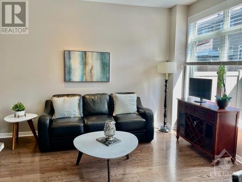 194 Camden Private, Ottawa, ON - Indoor Photo Showing Living Room