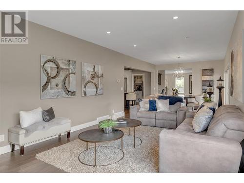 4511 Crawford Road, Lake Country, BC - Indoor Photo Showing Living Room