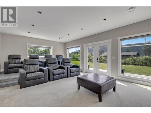 4511 Crawford Road, Lake Country, BC - Indoor Photo Showing Living Room