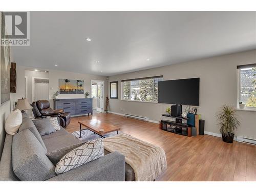 4511 Crawford Road, Lake Country, BC - Indoor Photo Showing Living Room