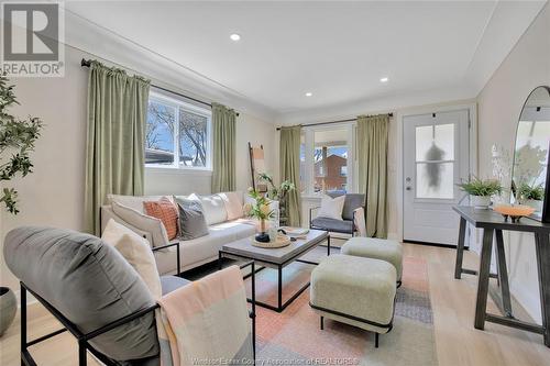 2374 Alexis, Windsor, ON - Indoor Photo Showing Living Room