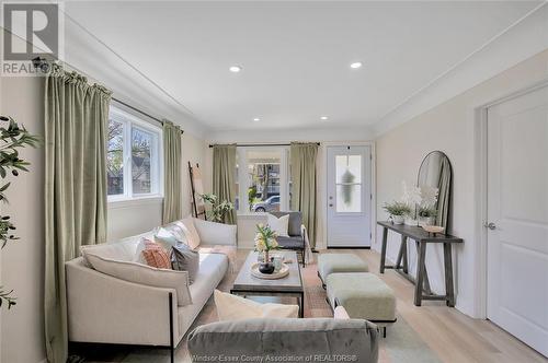 2374 Alexis, Windsor, ON - Indoor Photo Showing Living Room