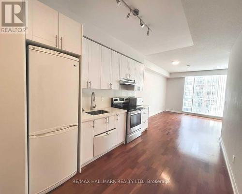 1115 - 111 Elizabeth Street, Toronto, ON - Indoor Photo Showing Kitchen