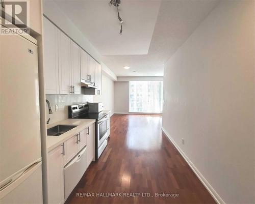 1115 - 111 Elizabeth Street, Toronto, ON - Indoor Photo Showing Kitchen