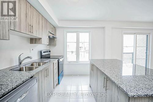 31 Wagon Lane, Barrie (Innis-Shore), ON - Indoor Photo Showing Kitchen With Double Sink With Upgraded Kitchen