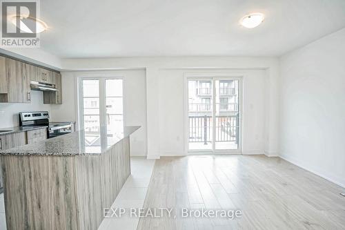 31 Wagon Lane, Barrie (Innis-Shore), ON - Indoor Photo Showing Kitchen