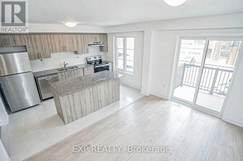 31 Wagon Lane, Barrie (Innis-Shore), ON - Indoor Photo Showing Kitchen With Double Sink