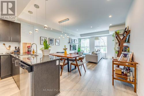 95 - 30 Carnation Avenue, Toronto (Long Branch), ON - Indoor Photo Showing Kitchen With Upgraded Kitchen