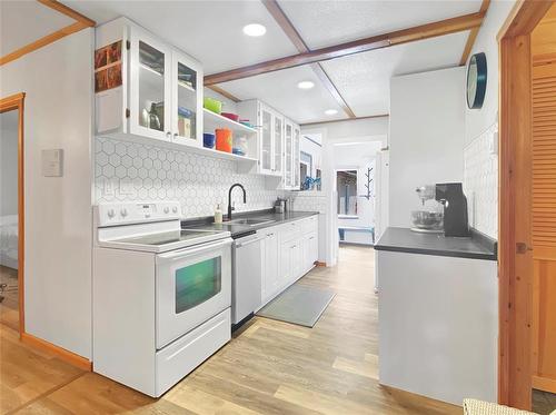 117 South Ditch Lake Road, Ditch Lake, MB - Indoor Photo Showing Kitchen