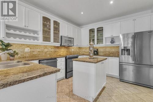 215 Burloak Drive, Oakville (Bronte West), ON - Indoor Photo Showing Kitchen With Double Sink With Upgraded Kitchen