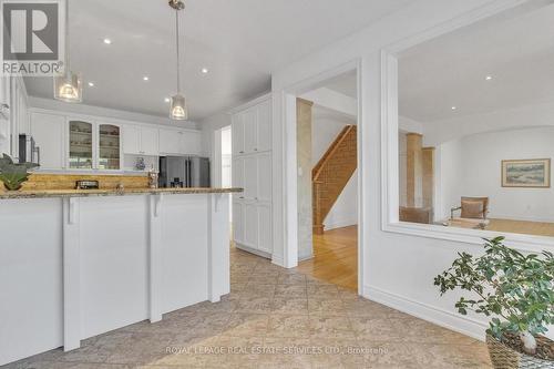 215 Burloak Drive, Oakville (Bronte West), ON - Indoor Photo Showing Kitchen