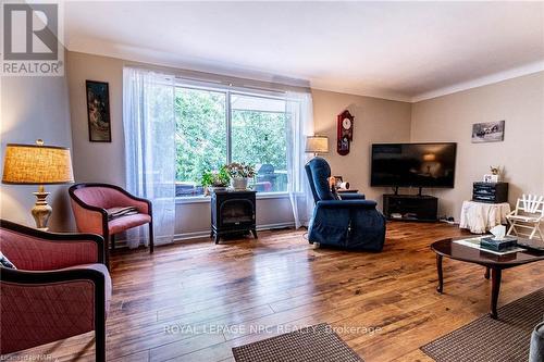 444 Gilmore Road, Fort Erie, ON - Indoor Photo Showing Living Room