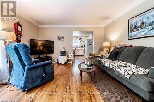 444 Gilmore Road, Fort Erie, ON - Indoor Photo Showing Living Room