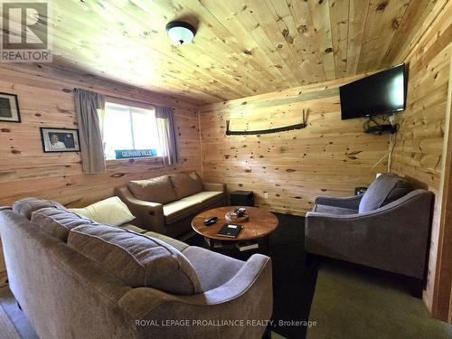 1769 Bordenwood Road, Central Frontenac (Frontenac Centre), ON - Indoor Photo Showing Living Room