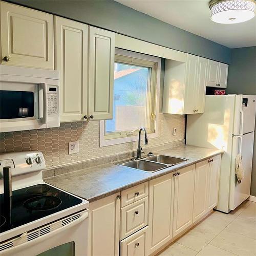 105 Elviss Crescent, Brandon, MB - Indoor Photo Showing Kitchen With Double Sink