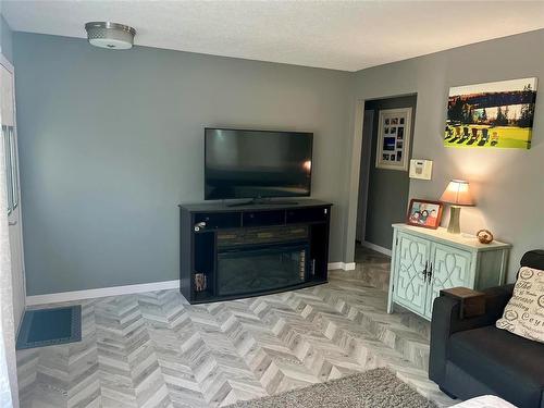 105 Elviss Crescent, Brandon, MB - Indoor Photo Showing Living Room