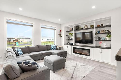 640 Brule Way, Ritchot Rm, MB - Indoor Photo Showing Living Room