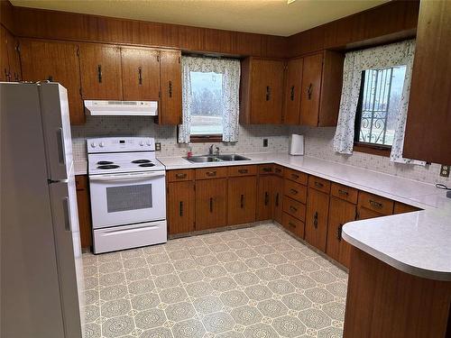 Ethelbert, Manitoba - Indoor Photo Showing Kitchen With Double Sink