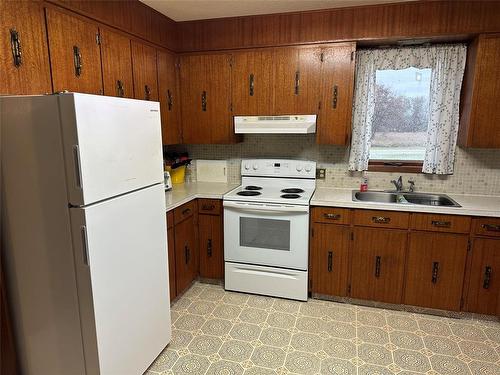 Ethelbert, Manitoba - Indoor Photo Showing Kitchen With Double Sink