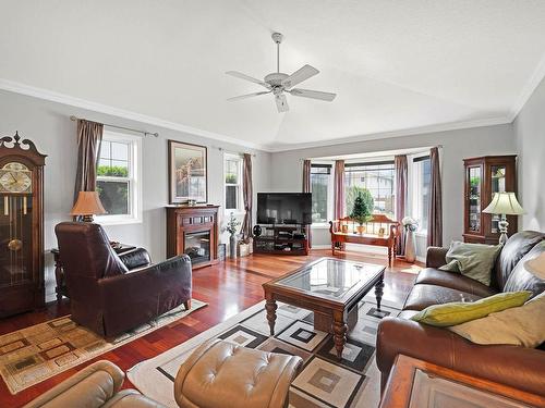 919 Invermere Crt, Kamloops, BC - Indoor Photo Showing Living Room