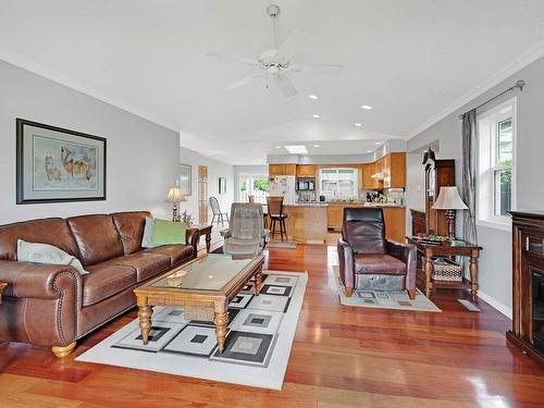 919 Invermere Crt, Kamloops, BC - Indoor Photo Showing Living Room