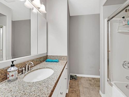 919 Invermere Crt, Kamloops, BC - Indoor Photo Showing Bathroom