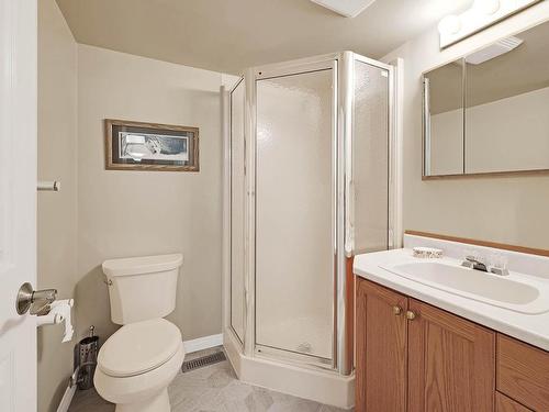 919 Invermere Crt, Kamloops, BC - Indoor Photo Showing Bathroom