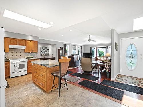 919 Invermere Crt, Kamloops, BC - Indoor Photo Showing Kitchen