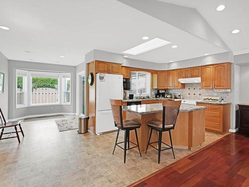 919 Invermere Crt, Kamloops, BC - Indoor Photo Showing Kitchen