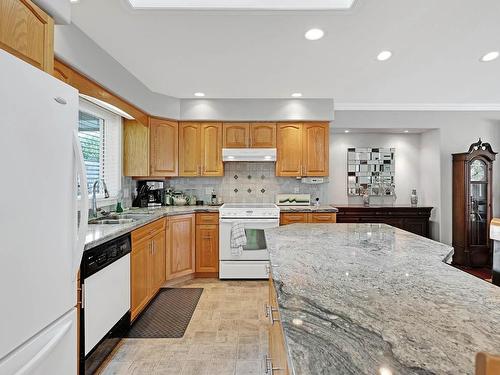 919 Invermere Crt, Kamloops, BC - Indoor Photo Showing Kitchen With Double Sink