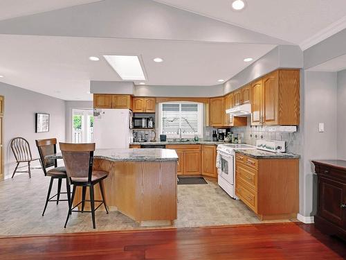 919 Invermere Crt, Kamloops, BC - Indoor Photo Showing Kitchen With Double Sink