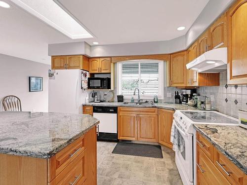 919 Invermere Crt, Kamloops, BC - Indoor Photo Showing Kitchen With Double Sink