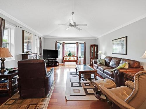 919 Invermere Crt, Kamloops, BC - Indoor Photo Showing Living Room