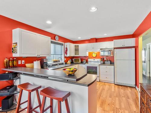 1260 Raven Drive, Kamloops, BC - Indoor Photo Showing Kitchen