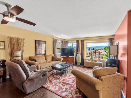 1260 Raven Drive, Kamloops, BC - Indoor Photo Showing Living Room