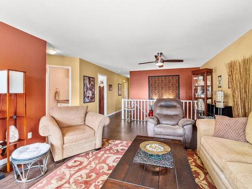 1260 Raven Drive, Kamloops, BC - Indoor Photo Showing Living Room