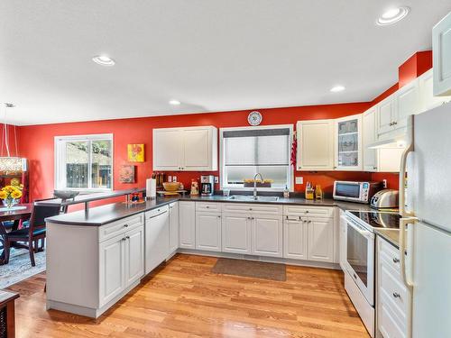 1260 Raven Drive, Kamloops, BC - Indoor Photo Showing Kitchen With Double Sink