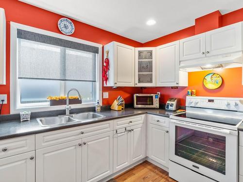 1260 Raven Drive, Kamloops, BC - Indoor Photo Showing Kitchen With Double Sink