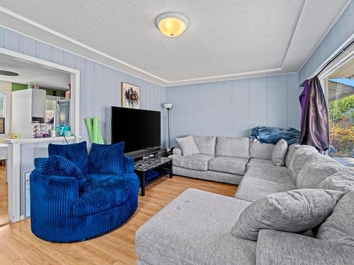 2391 Tranquille Rd, Kamloops, BC - Indoor Photo Showing Living Room