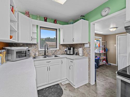 2391 Tranquille Rd, Kamloops, BC - Indoor Photo Showing Kitchen With Double Sink