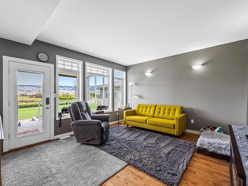 2477 Burgess Ave, Merritt, BC - Indoor Photo Showing Living Room