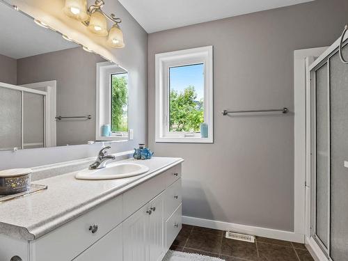 2477 Burgess Ave, Merritt, BC - Indoor Photo Showing Bathroom