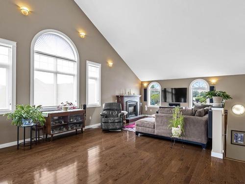 2477 Burgess Ave, Merritt, BC - Indoor Photo Showing Living Room