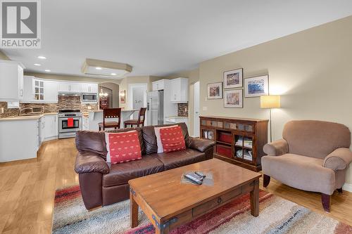 251 Highgate Court, Kelowna, BC - Indoor Photo Showing Living Room