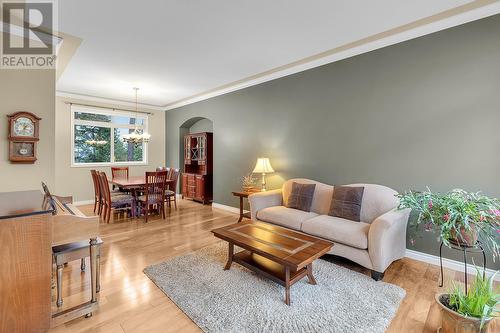 251 Highgate Court, Kelowna, BC - Indoor Photo Showing Living Room