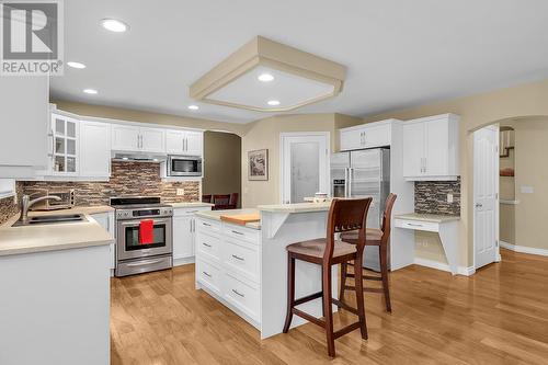 251 Highgate Court, Kelowna, BC - Indoor Photo Showing Kitchen With Upgraded Kitchen