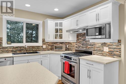 251 Highgate Court, Kelowna, BC - Indoor Photo Showing Kitchen With Double Sink With Upgraded Kitchen