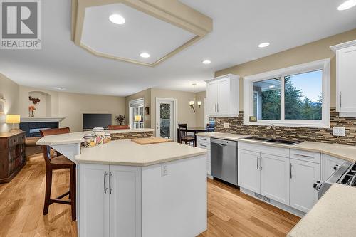 251 Highgate Court, Kelowna, BC - Indoor Photo Showing Kitchen With Double Sink With Upgraded Kitchen