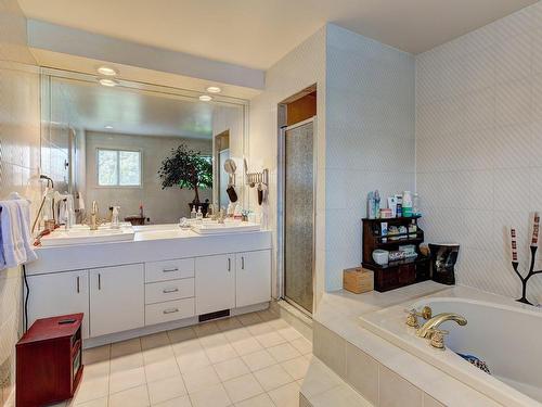 Ensuite bathroom - 108 Rue Marie-Curie, Dollard-Des-Ormeaux, QC - Indoor Photo Showing Bathroom